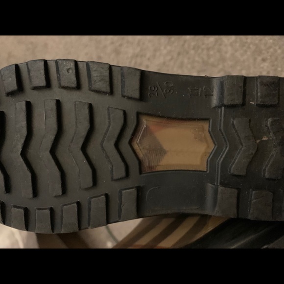 Little Girls Burberry rain boots - Picture 6 of 6